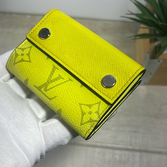 Louis Vuitton Taigalama Discovery Compact Wallet Jaune - Picture 1 of 16